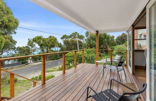Lorne House | Smith - Stroll to the beach