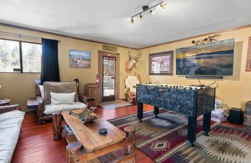 Whispering Forest House | Smo Haus- Located in the quiet area of Big Bear City, with mountain views.