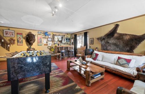Whispering Forest House | Smo Haus- Located in the quiet area of Big Bear City, with mountain views.