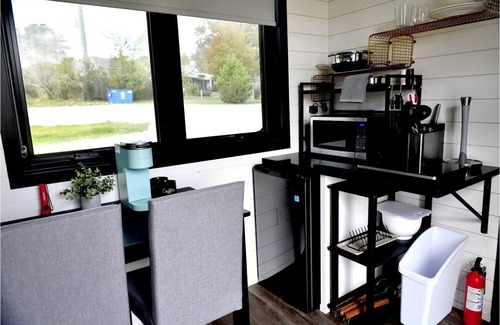 Willis House | Smoke Shack-2 mins to Lake Conroe! Rooftop deck, Heated Pool, Fire Pit