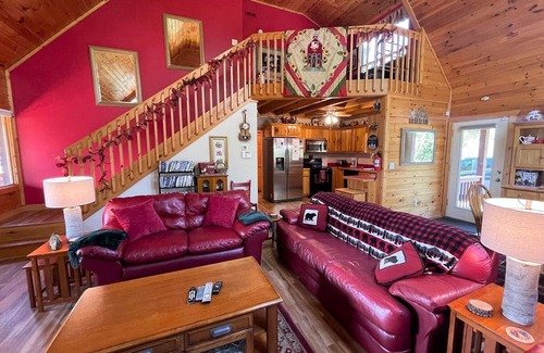 Murphy Ski Chalet | Smokey Mountain Dreaming - mountain views, hot tub & much more!