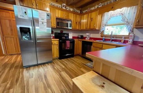 Murphy Ski Chalet | Smokey Mountain Dreaming - mountain views, hot tub & much more!