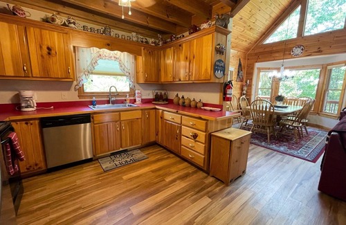 Murphy Ski Chalet | Smokey Mountain Dreaming - mountain views, hot tub & much more!