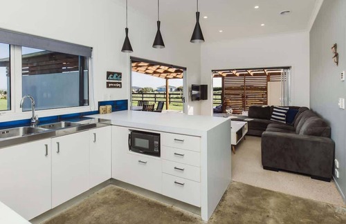 Warea House | Smokey's Surf Pad - 2BR contemporary beach bach