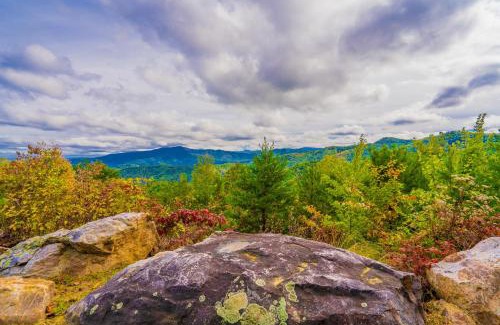 Gatlinburg - Pigeon Forge Ski Chalet | Smoky Mountain Summit, Amazing Mountain Views, 685 FREE tickets each paid day!