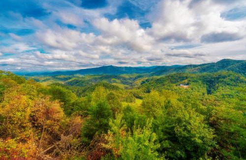 Gatlinburg - Pigeon Forge Ski Chalet | Smoky Mountain Summit, Amazing Mountain Views, 685 FREE tickets each paid day!