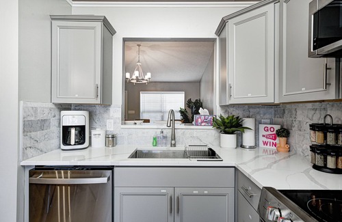 Westfield House | Smores, Scores & Paws | Cozy Ranch Near Grand Park | Firepit, King Bed & Games