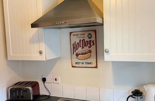 Yarm Cottage | SMYTHY COTTAGE SLEEPING 6 ADJOINING THE FOX COVERT PUB YARM S/C. B&B QUIRKY !