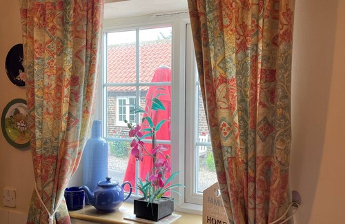 Yarm Cottage | SMYTHY COTTAGE SLEEPING 6 ADJOINING THE FOX COVERT PUB YARM S/C. B&B QUIRKY !