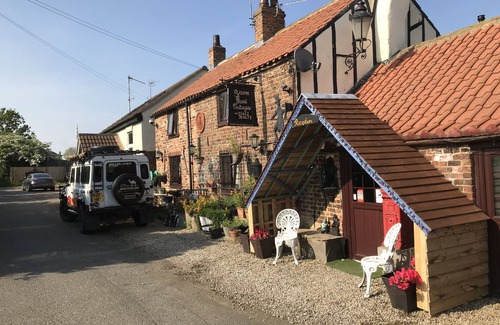 Yarm Cottage | SMYTHY COTTAGE SLEEPING 6 ADJOINING THE FOX COVERT PUB YARM S/C. B&B QUIRKY !