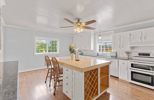 Snohomish House | Snohomish 10+Acre 5BR | Hot Tub, Pond & Stables