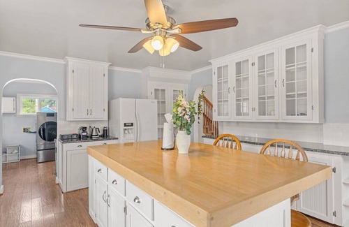 Snohomish House | Snohomish 10+Acre 5BR | Hot Tub, Pond & Stables