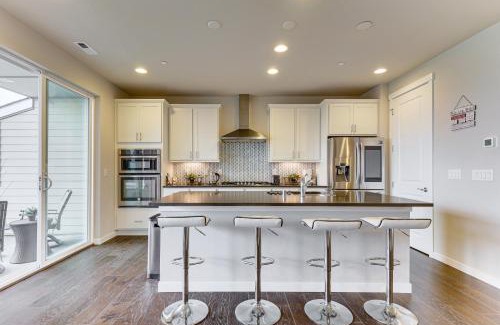 Snoqualmie Ridge House | Snoqualmie Townhome with Balcony and Mountain Views!