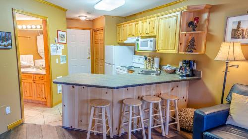 Sun Peaks Apartment | Snow Creek Village #48 By Bear Country