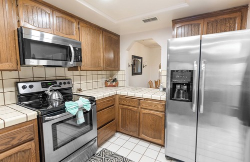 Summit Estates Cabin | Snow Summit Getaway - 2-bedroom in Big Bear Lake, Walk to Slopes, Cable TV, Deck, BBQ, Views