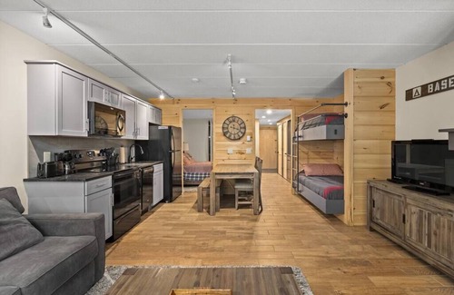 West Dover Condo | Snow Tree Lodge @ Base of Mount Snow w/Fireplace!