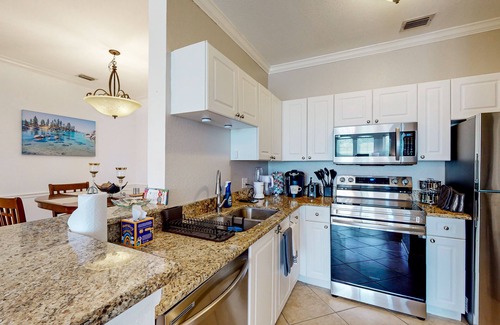 Clearwater Condo | Snowbird-friendly condo with pool, hot tub, sauna, fitness room & on-site tennis
