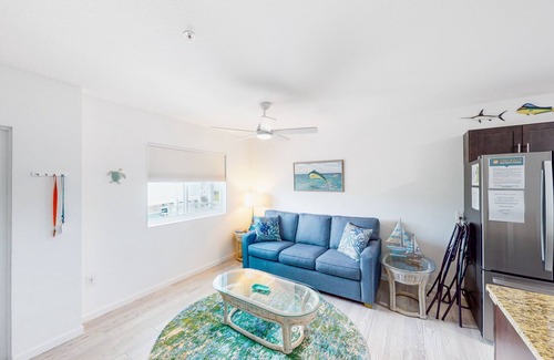 Florida Keys Condo | Snowbird-friendly condo in oceanfront complex with heated pool, BBQ, W/D, AC