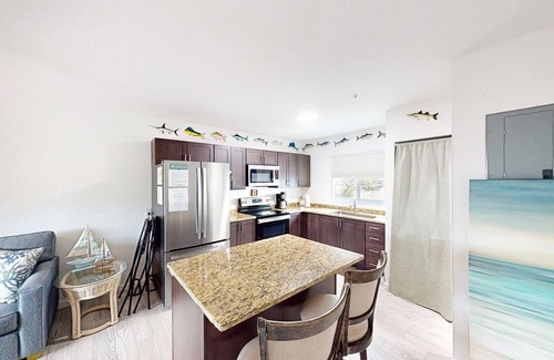 Florida Keys Condo | Snowbird-friendly condo in oceanfront complex with heated pool, BBQ, W/D, AC