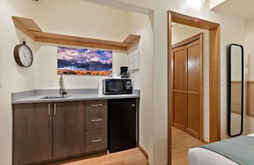 Leavenworth House | Snowcreek Suite - Aspen - Hot Tub - Kitchenette