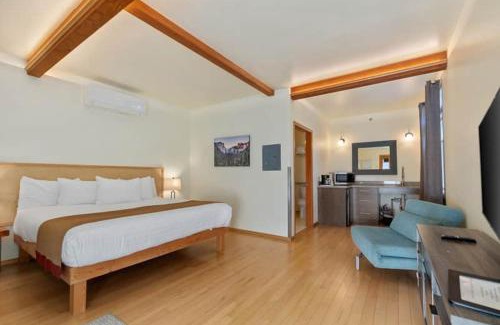 Leavenworth House | Snowcreek Suite - Cedar - ADA- Hot Tub - Kitchenette