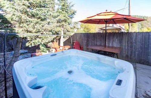 Leavenworth House | Snowcreek Suite - Cedar - ADA- Hot Tub - Kitchenette