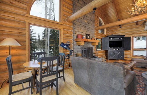 Mountain Village Cabin | Snowdrift Cabin by Avantstay Breathtaking Home w/Prime Ski Access