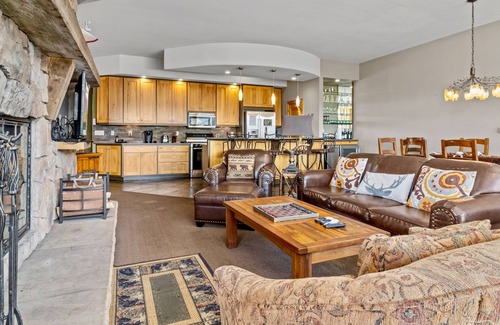 Windcliff Estates Condo | Snowdrift Lodge Vacation Home at Windcliff by RedAwning