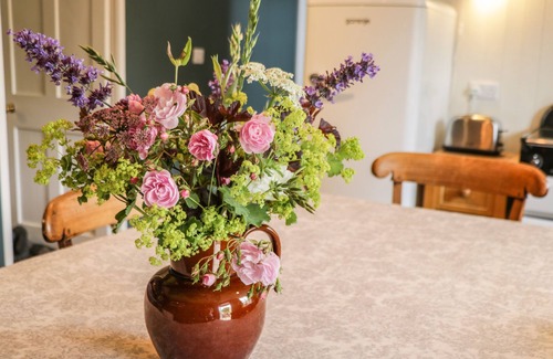 Potter Brompton Cottage | SNOWDROP COTTAGE, pet friendly, with open fire in Brompton-By-Sawdon