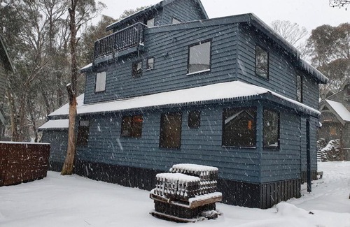 Dinner Plain Ski Chalet | SNOWED INN apartment