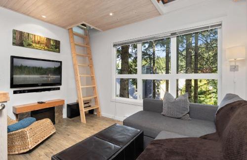 Whistler Creekside Apartment | Snowed Inn - Free Parking
