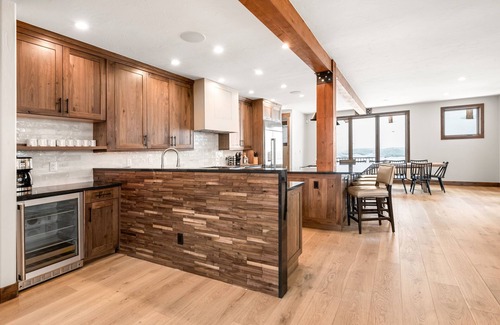 Four O'Clock House | Snowflake Lodge: Hot Tub & Ski In/Out
