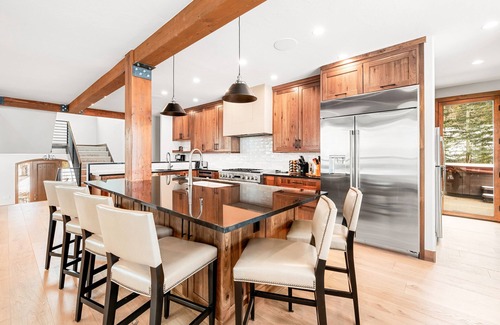 Four O'Clock House | Snowflake Lodge: Hot Tub & Ski In/Out