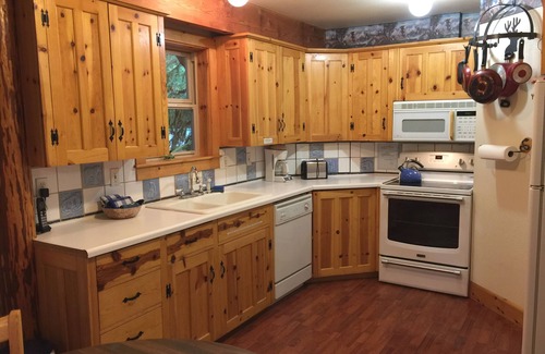 Glacier Cabin | Snowline Cabin #25 A Country-style pet Friendly Cabin With hot tub and Wifi!