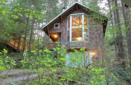 Glacier Cabin | Snowline Cabin #25 A Country-style pet Friendly Cabin With hot tub and Wifi!