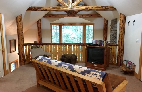 Glacier Cabin | Snowline Cabin #25 A Country-style pet Friendly Cabin With hot tub and Wifi!