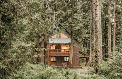 Glacier House | Snowline Cabin 69 - An Elegant Country Home Sleeps 8