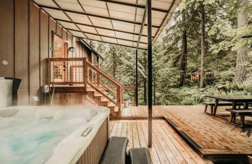 Glacier House | Snowline Cabin 69 - An Elegant Country Home Sleeps 8