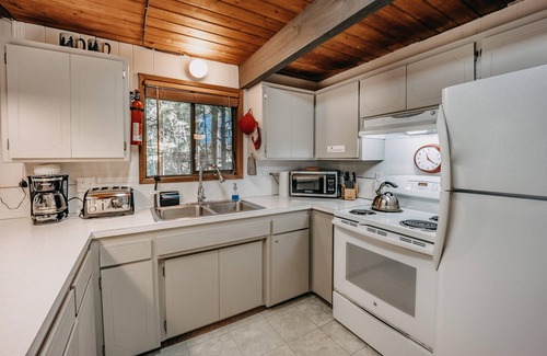 Glacier Cabin | Snowline Cabin #98 - Hot Tub - Wi-Fi - Cozy!