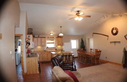 Centennial House | SnowyHideout - Mountain view, Sauna
