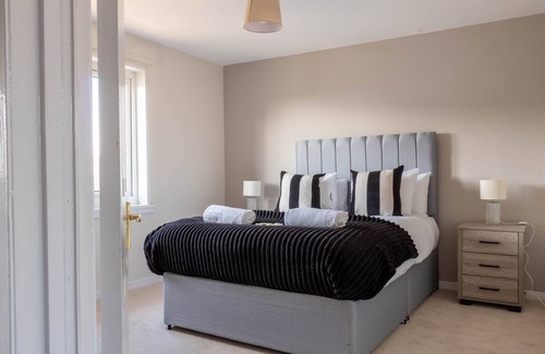 Dalmuir House | Snug Modern Home in Clydebank