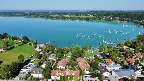 Worthsee Apartment | Snug Stays 2 - Design 1-Zimmer-Studio am See mit Terrasse, Garten, Badestelle vor dem Haus