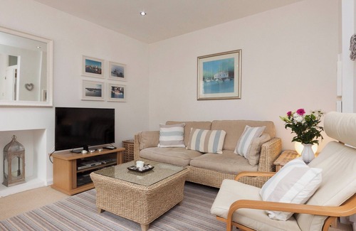 Dartmouth Cottage | Snugglers Cove Apt 2