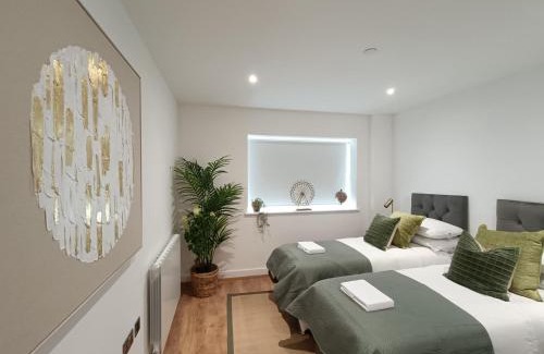 Woolwich Riverside Apartment | Snuggle Inn - Riverside Apartments - Views Over looking London River Thames, Close to O2 Arena, London Excel, London City Airport, Thames Clipper- River Boat Service, Woolwich Ferry, Onsite parking, TWIN ROOM OPTION available