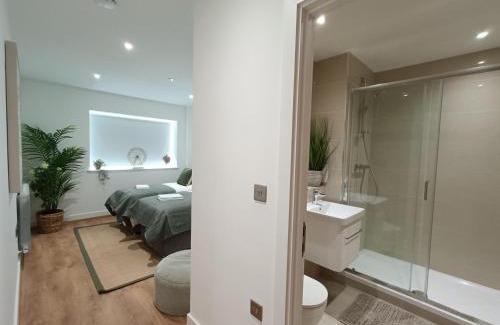 Woolwich Riverside Apartment | Snuggle Inn - Riverside Apartments - Views Over looking London River Thames, Close to O2 Arena, London Excel, London City Airport, Thames Clipper- River Boat Service, Woolwich Ferry, Onsite parking, TWIN ROOM OPTION available