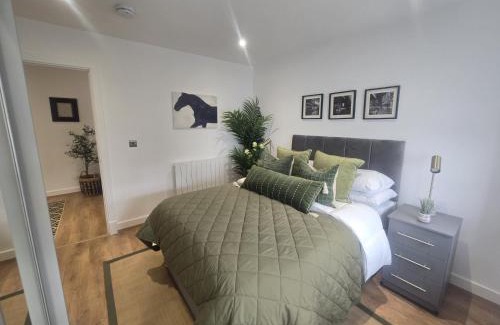 Woolwich Riverside Apartment | Snuggle Inn - Riverside Apartments - Views Over looking London River Thames, Close to O2 Arena, London Excel, London City Airport, Thames Clipper- River Boat Service, Woolwich Ferry, Onsite parking, TWIN ROOM OPTION available