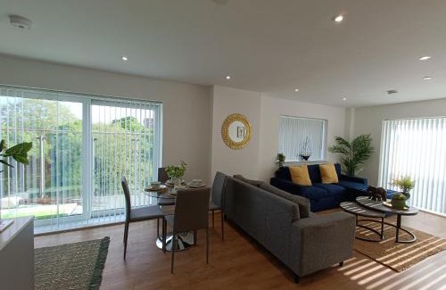 Woolwich Riverside Apartment | Snuggle Inn - Riverside Apartments - Views Over looking London River Thames, Close to O2 Arena, London Excel, London City Airport, Thames Clipper- River Boat Service, Woolwich Ferry, Onsite parking, TWIN ROOM OPTION available