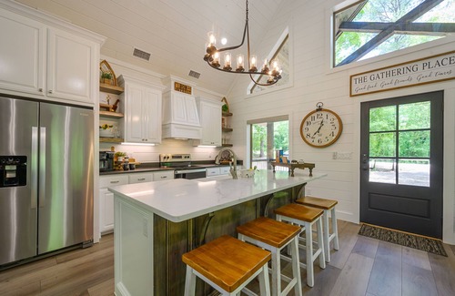 Broken Bow Cabin | SNUGGLE S'more – Jackpot! Romantic Getaway Near Casino & Lake! Sleeps 4!