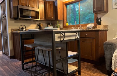 Pickens Cabin | Snuggle Up-Swimming Pool & Clubhouse - Tiny House