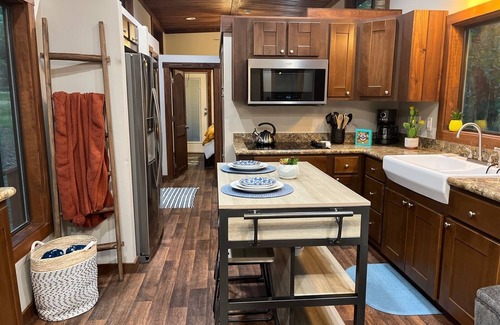 Pickens Cabin | Snuggle Up-Swimming Pool & Clubhouse - Tiny House